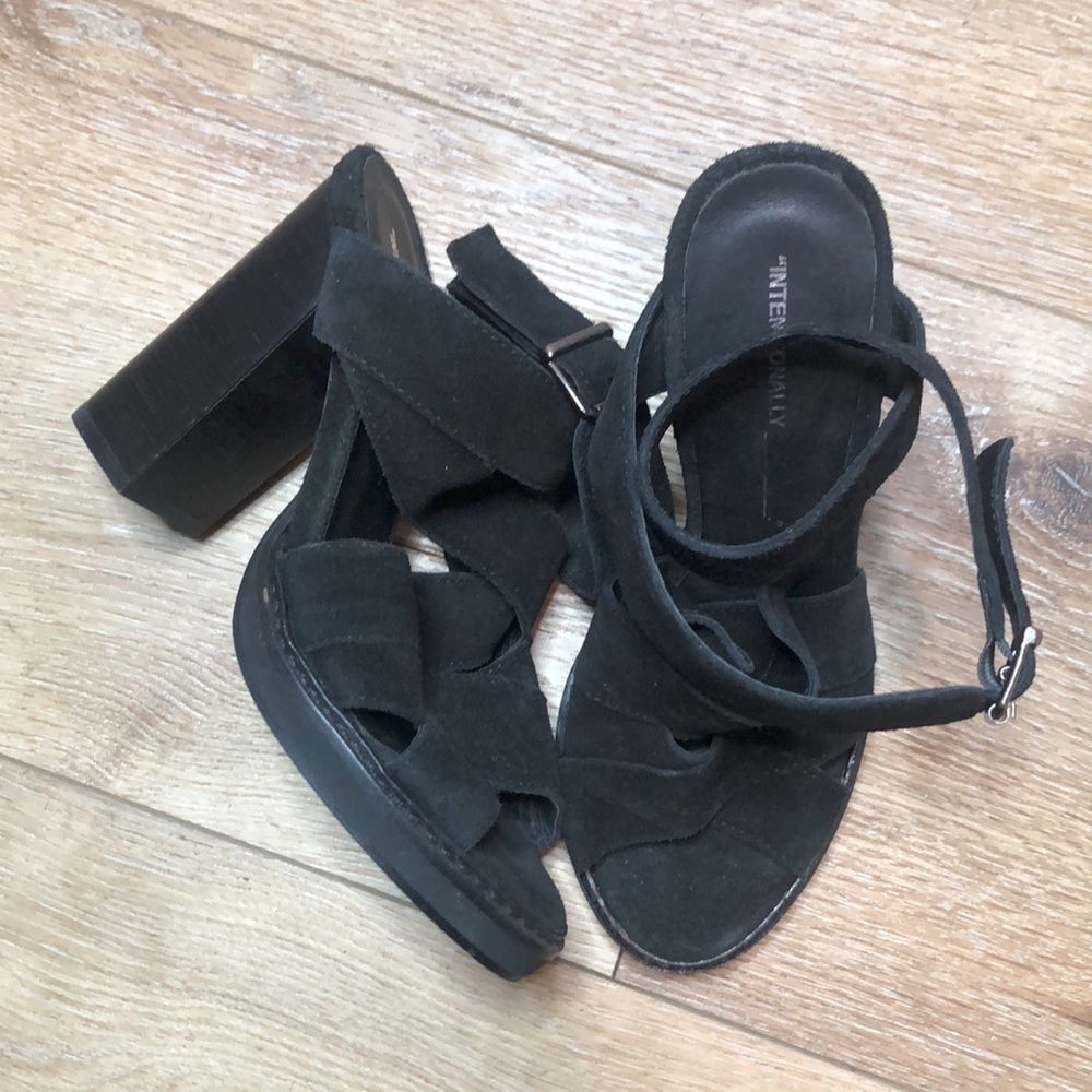Intentionally Blank Blk Suede Strappy Sandal 36/6